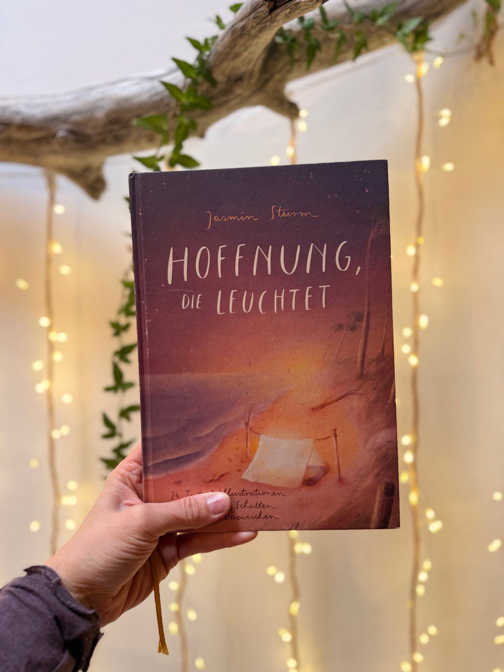 Buch „Hoffnung, die leuchtet" Neuauflage | Ein Buch mit 24 Geschichten und Illustrationen über Licht, Schatten und das Dazwischen.