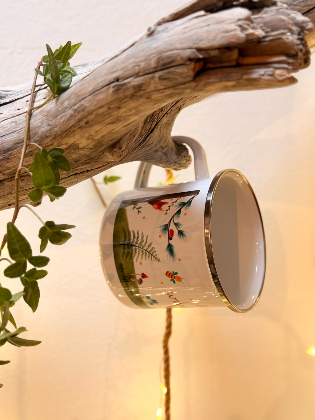Set aus Emailletasse und Postkarte „Du bist wunderbar“ | ein zauberhaft illustriertes Wald-und-Wiesen-Motiv mit herzstärkender Botschaft.