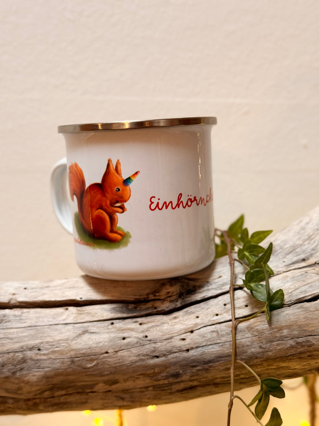 Set aus Emailletasse und Postkarte „Einhörnchen“ | ein zauberhaft illustriertes kleines Waldtierchen.