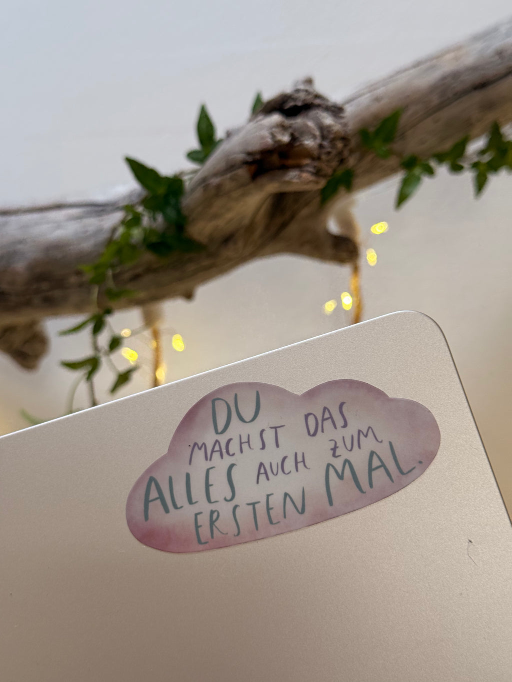 Sticker „Du machst das alles auch zum ersten Mal.“ | Ein hochwertiger Sticker übers Gnädigsein mit dir selbst - für Handy, Laptop und co.