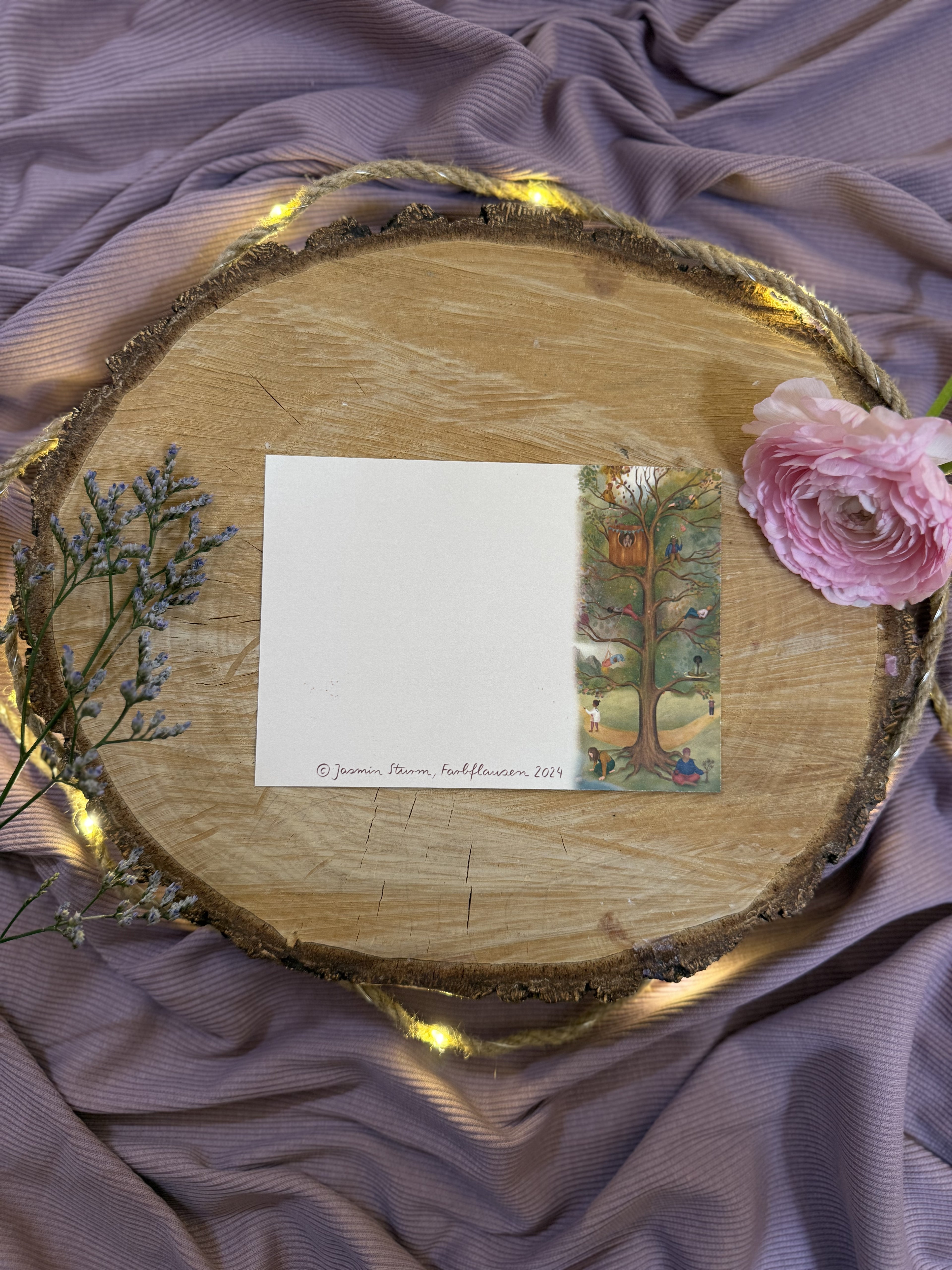 Postkarte „Und gleichzeitig“ | Baumbotschaften 1: Ein liebevoll illustriertes Affirmationsmotiv über Ambiguitätstoleranz & Gleichzeitigkeit.