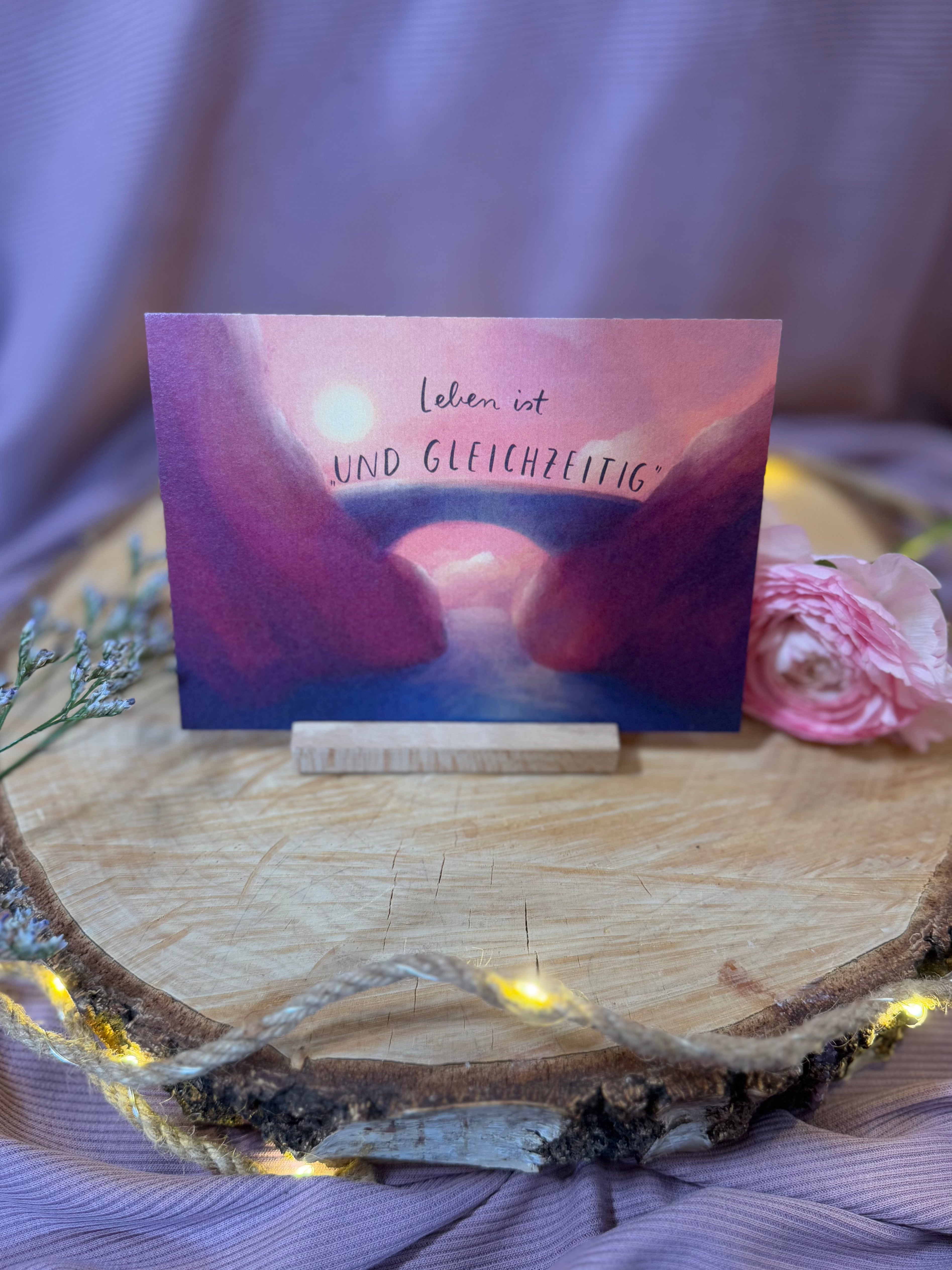 Postkarte „Leben ist und gleichzeitig“ | Eine Illustration und ein Text über Brücken, die tragen.