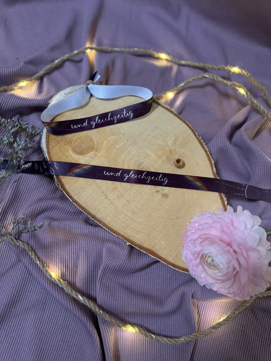 Festivalbändchen „und gleichzeitig“ | Eine Erinnerung an zwei Worte, die das ganze Leben umspannen.