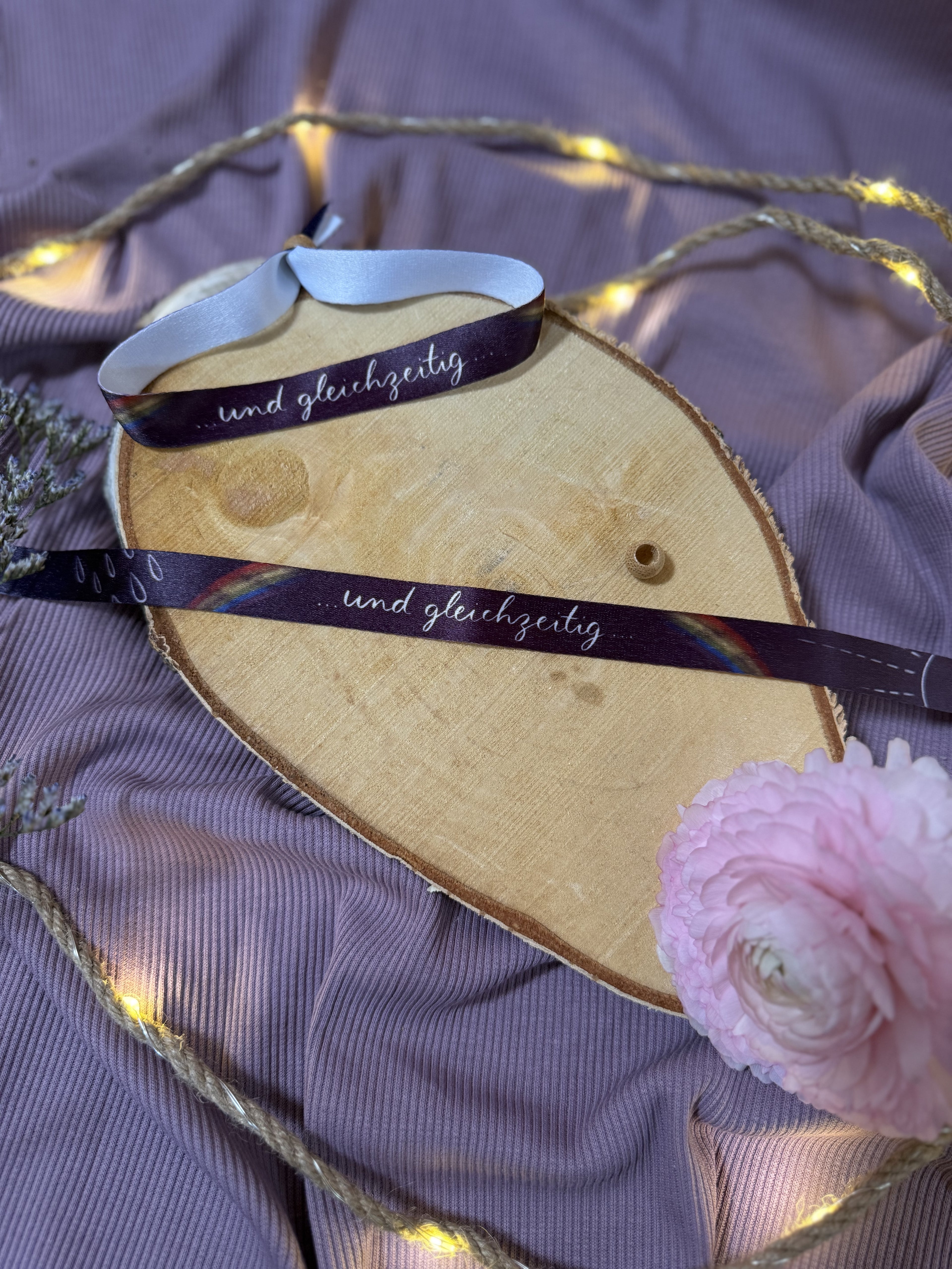 Festivalbändchen „und gleichzeitig“ | Eine Erinnerung an zwei Worte, die das ganze Leben umspannen.