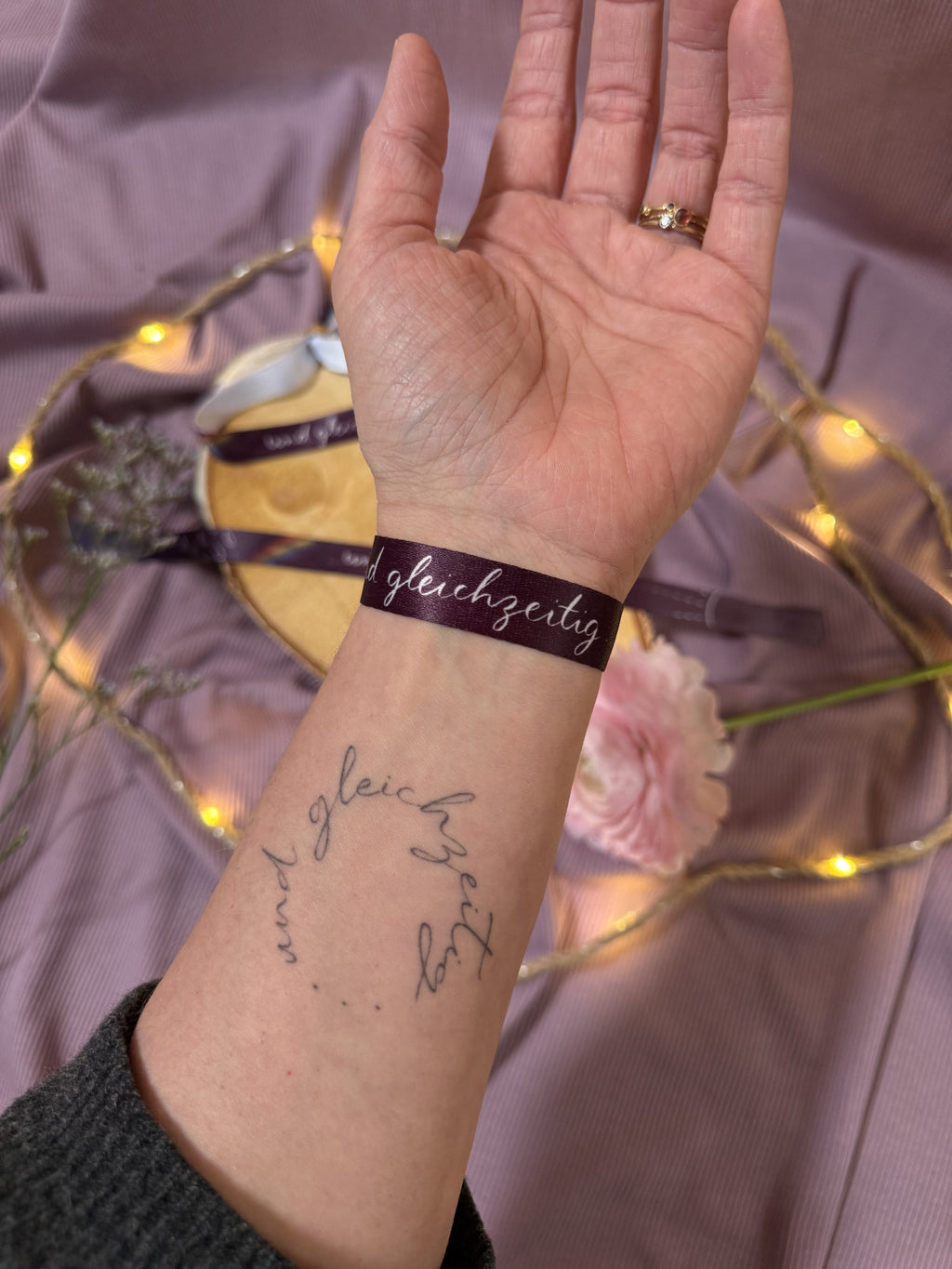 Festivalbändchen „und gleichzeitig“ | Eine Erinnerung an zwei Worte, die das ganze Leben umspannen.