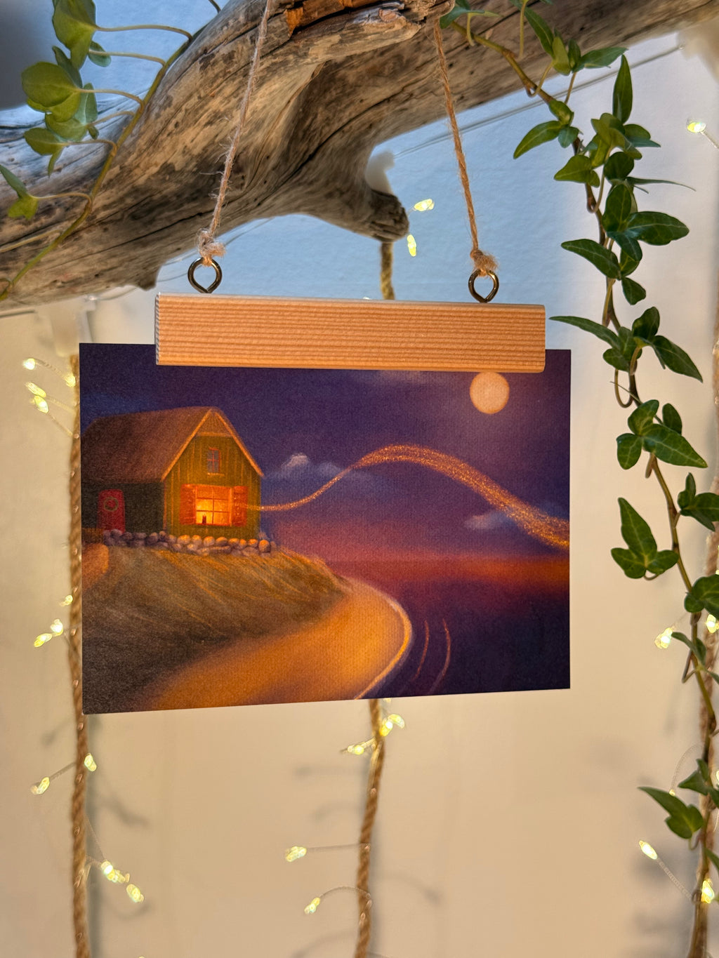 Postkarte "Kerze am Meer" | Eine weihnachtlich leuchtende Illustration.