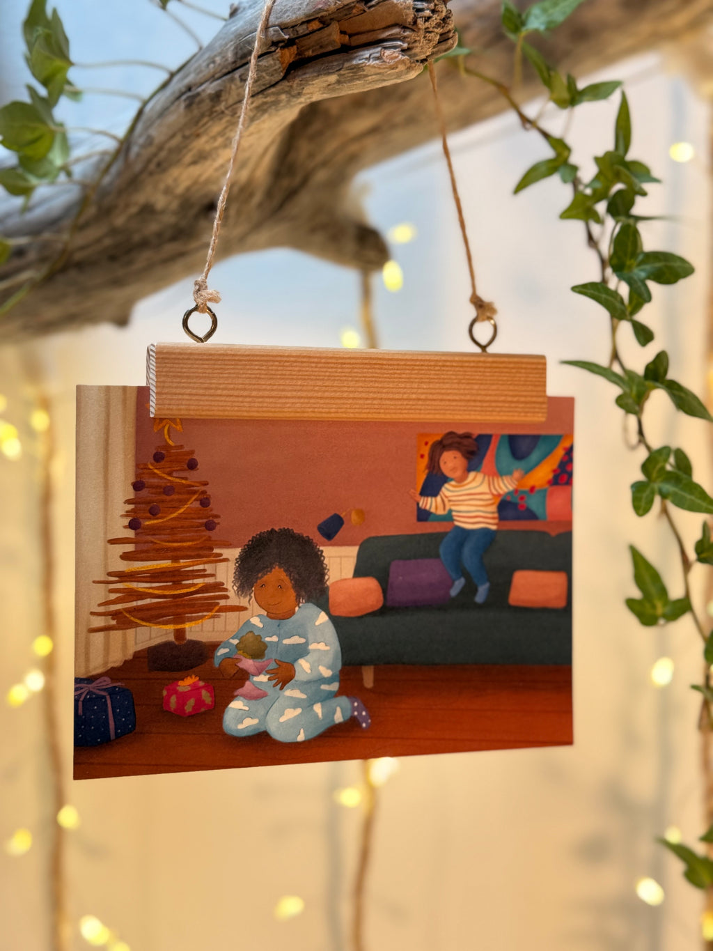 Postkarte "Momo und Linus feiern Weihnachten" | Eine Weihnachtsillustration passend zu unseren Kinderbüchern.
