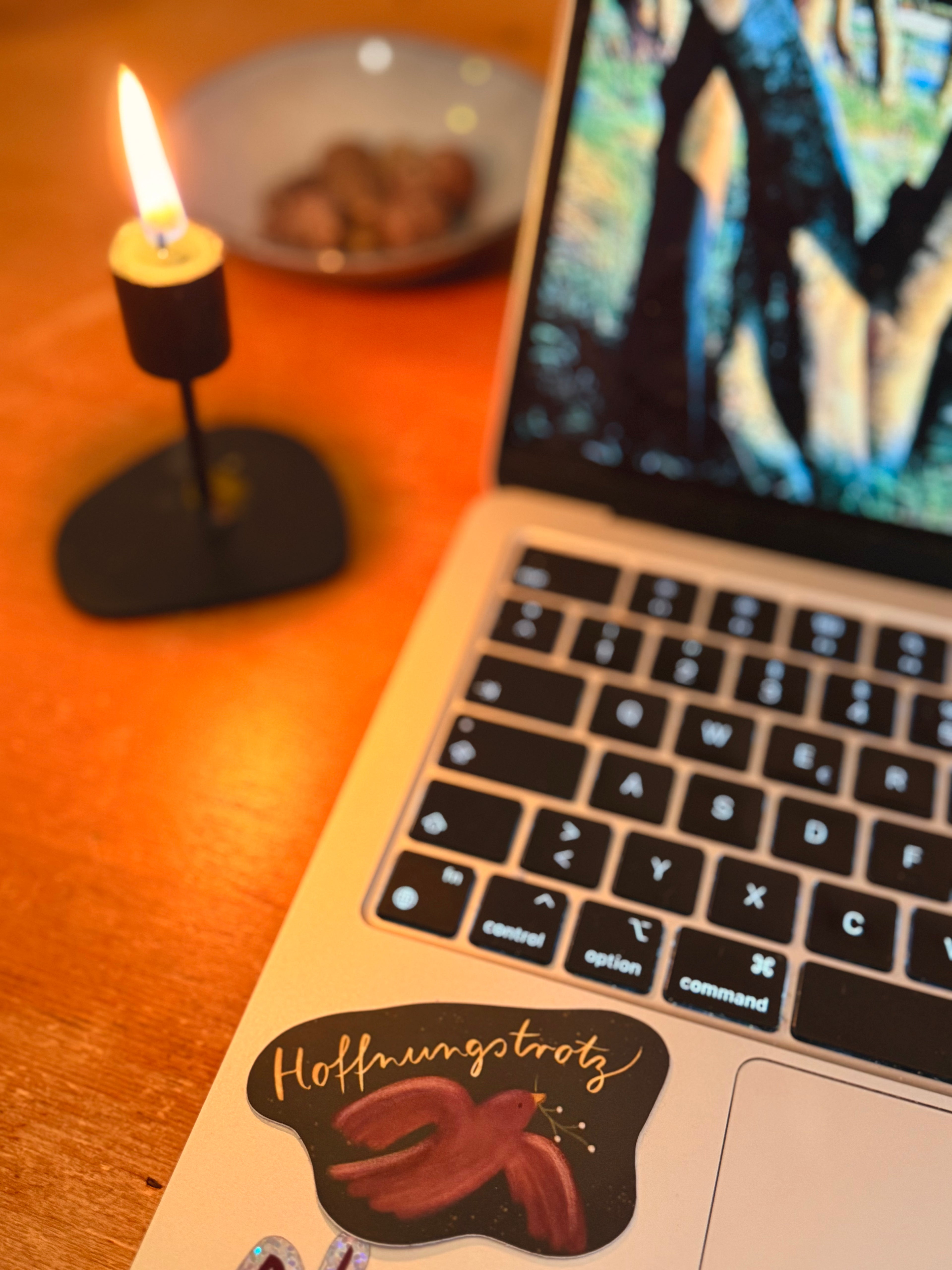 Sticker „Hoffnungstrotz“ | Trotzige Hoffnung für uns alle.