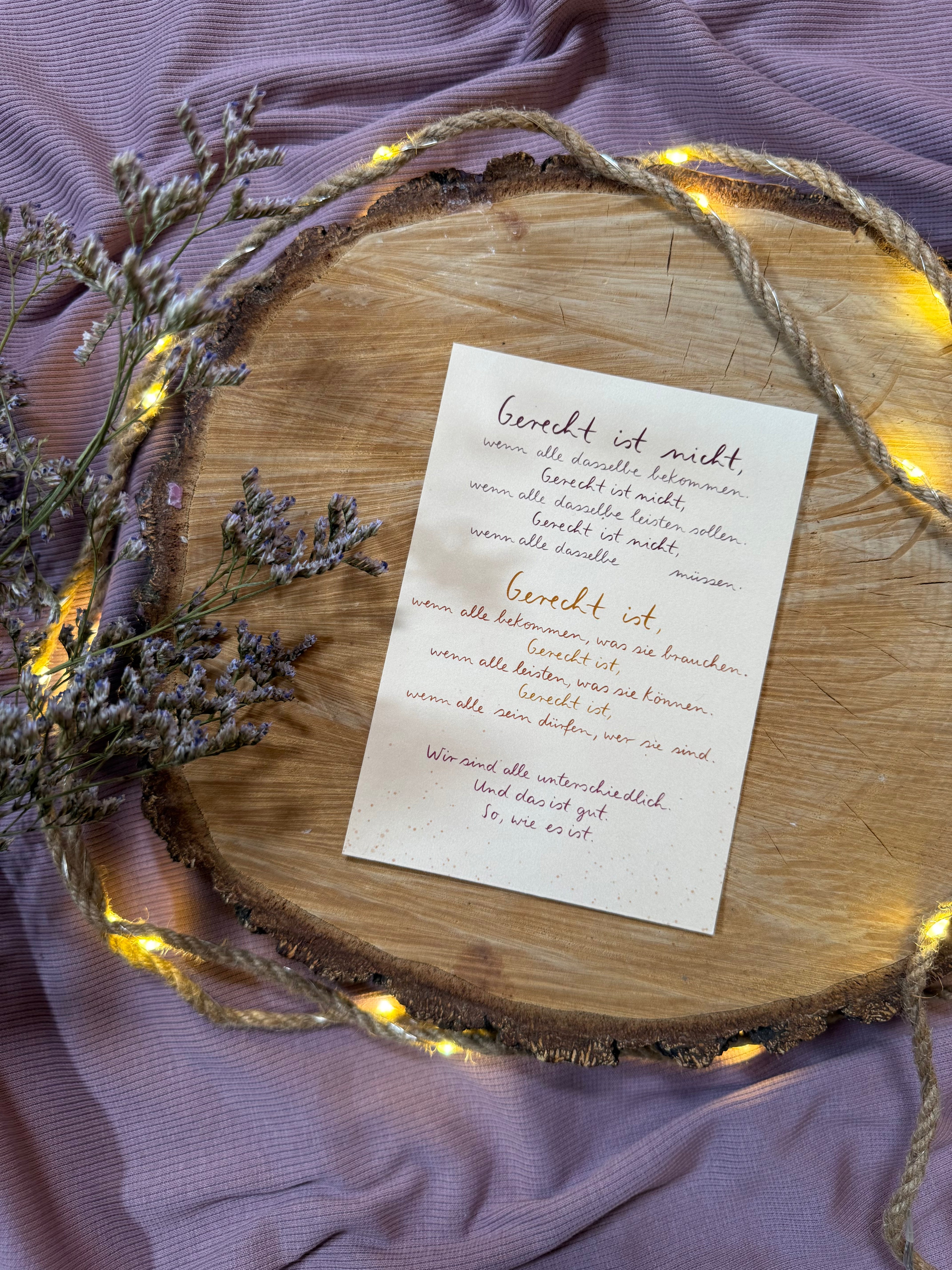 Postkarte „Was gerecht ist“ | Ein Handlettering über Bedürfnisse, Leistung, Identität und Unterschiedlichkeit