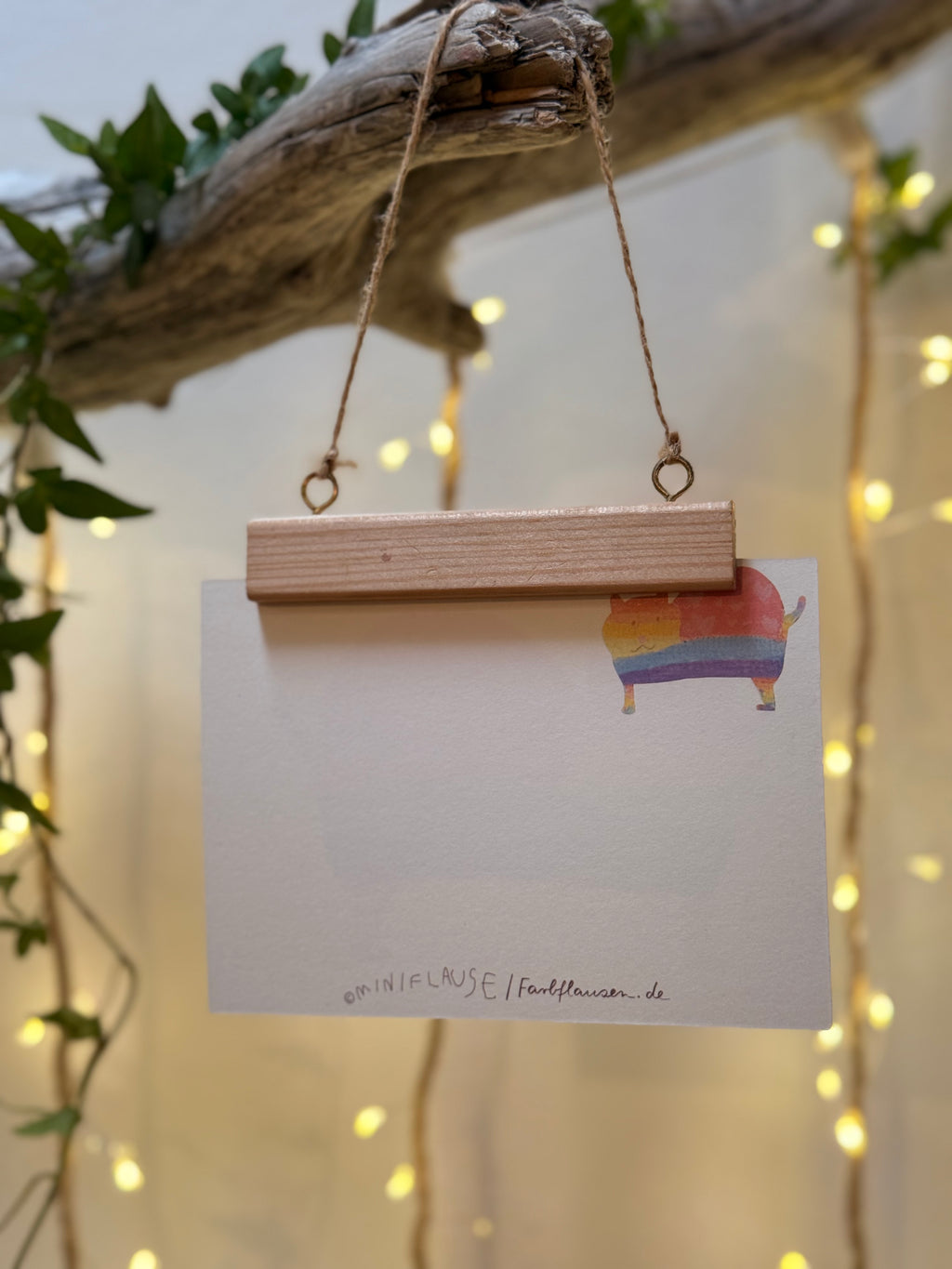 Postkarte „Regenbogenkatze by Miniflause" | „Vielleicht kann man sie streicheln und dann kommt ein Regenbogen an den Himmel.“