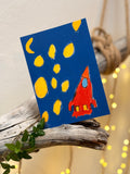 Postkarte „Raketenflug by Miniflause" | „Da ist sogar der Mond.“