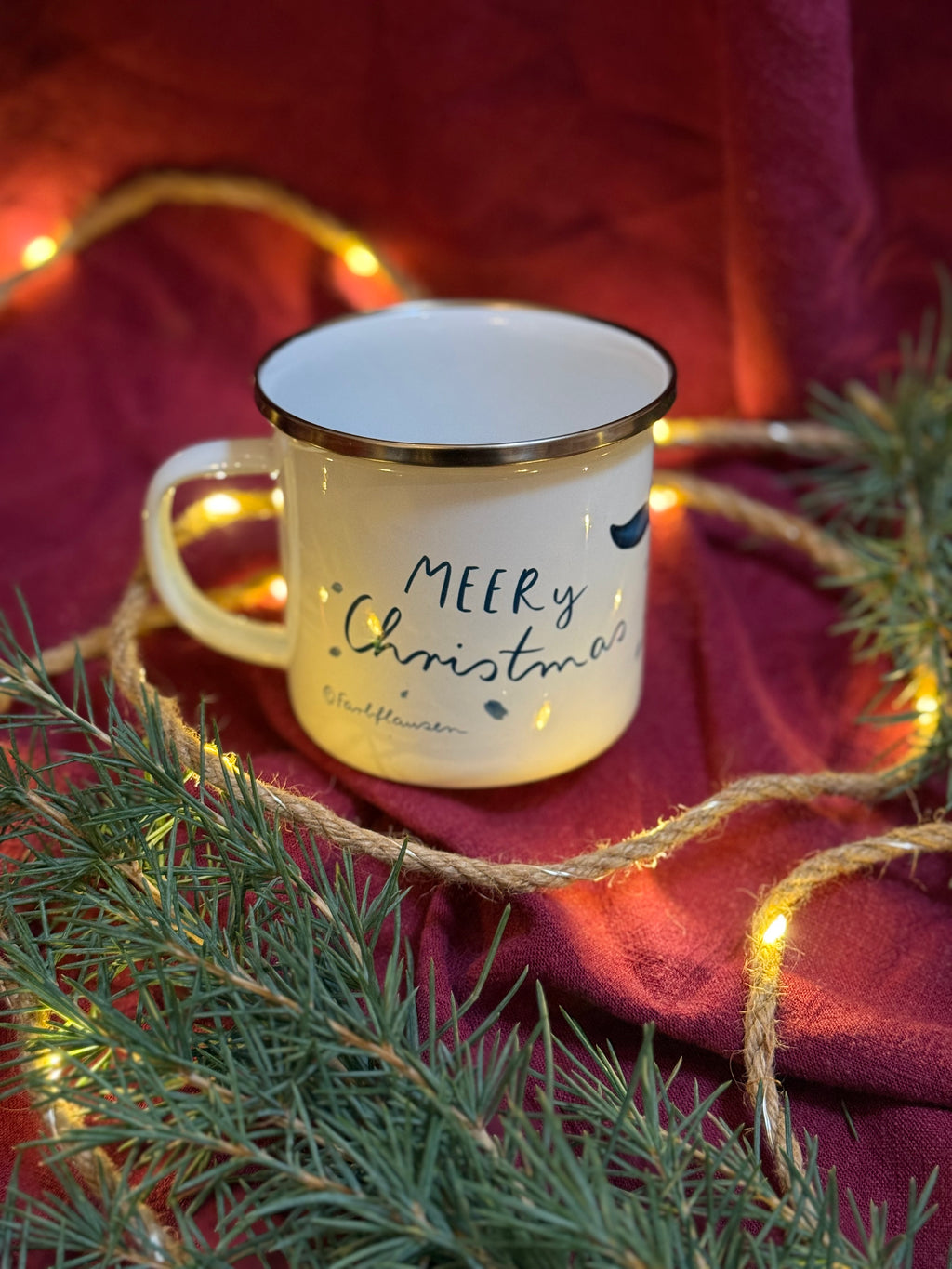 Emailletasse „Weihnachtswal“ | MEERy Christmas für dich und deine Lieben