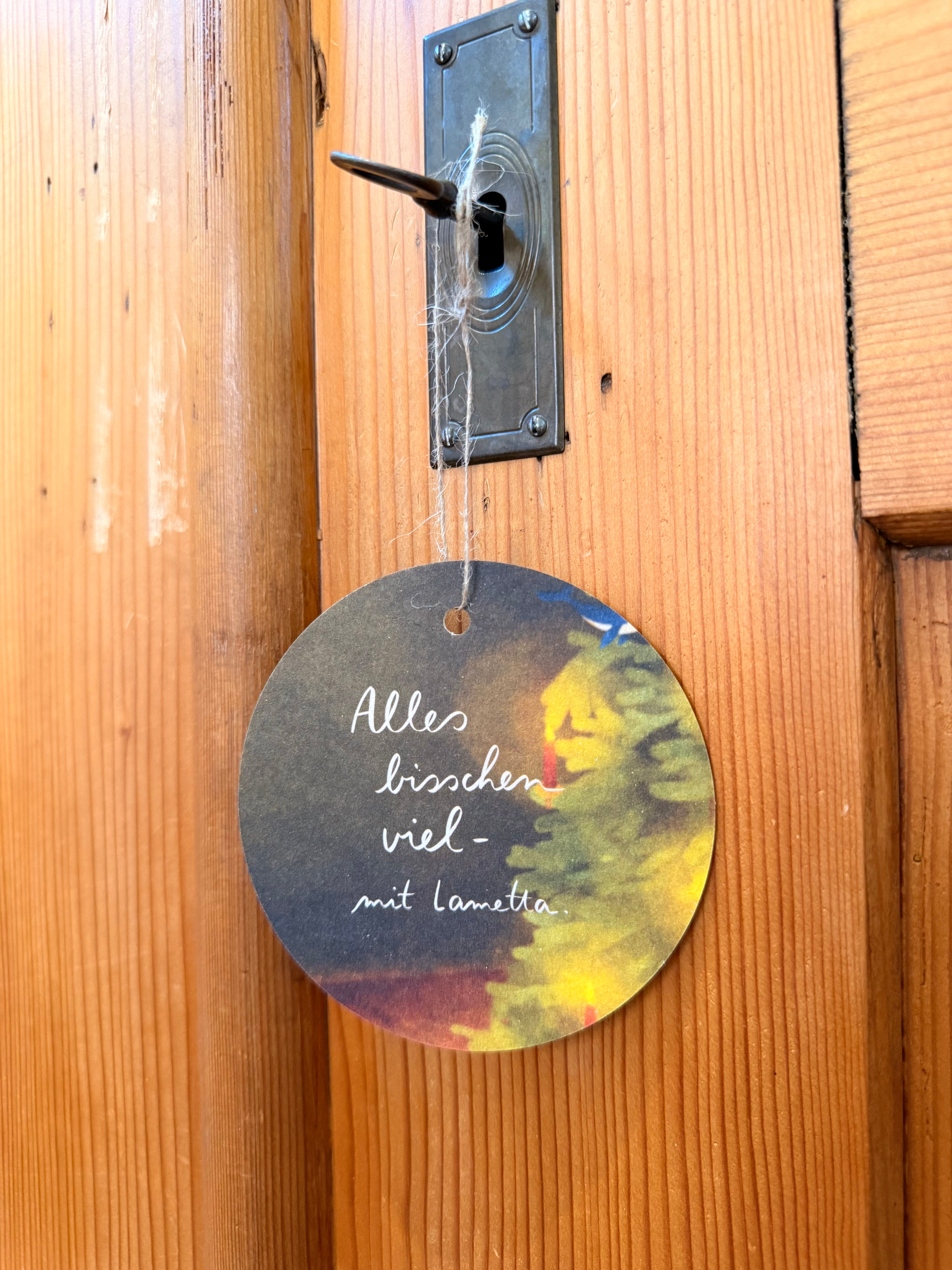 Baumanhänger „Alles bisschen viel mit Lametta“ | Für Weihnachtsbäume, Geschenke und alle anderen Orte, an denen alles bisschen viel ist.