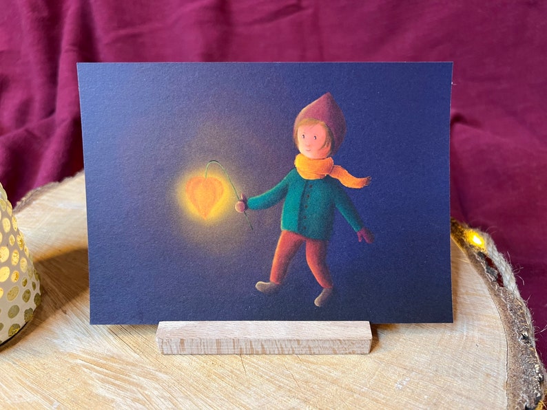 Postkarte „Laternenkind“ | Dekoration, Geschenk, Licht, Hoffnung, Laternenfest, Kerze, Sankt Martin, Jahreszeitentisch, Kinderzimmer