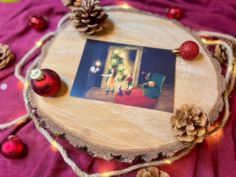Postkarte "Weihnachtszimmer" | eine zauberhafte Illustrationspostkarte von 4 Kindern am Tannenbaum. Geschenk, Deko, Heiligabend, Lichterglanz, Vorfreude