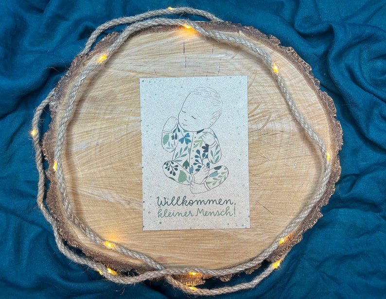 Postkarte "Willkommen, kleiner Mensch!" | Glückwunschkarte für die Ankunft eines Babys; mit Zeichnung, botanischen Elementen&Schriftzug auf Graspapier