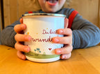 Set aus Emailletasse und Postkarte „Du bist wunderbar“ | ein zauberhaft illustriertes Wald-und-Wiesen-Motiv mit herzstärkender Botschaft.