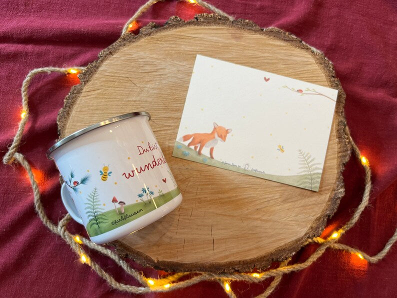 Set aus Emailletasse und Postkarte „Du bist wunderbar“ | ein zauberhaft illustriertes Wald-und-Wiesen-Motiv mit herzstärkender Botschaft.