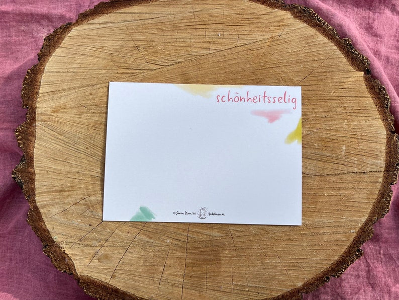 Postkarte „Schönheitsselig“ | ein Motiv für Frühlingsliebende, Schönheitssuchende und Liebende. Handlettering auf abstraktem Hintergrund.