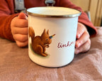 Set aus Emailletasse und Postkarte „Einhörnchen“ | ein zauberhaft illustriertes kleines Waldtierchen.