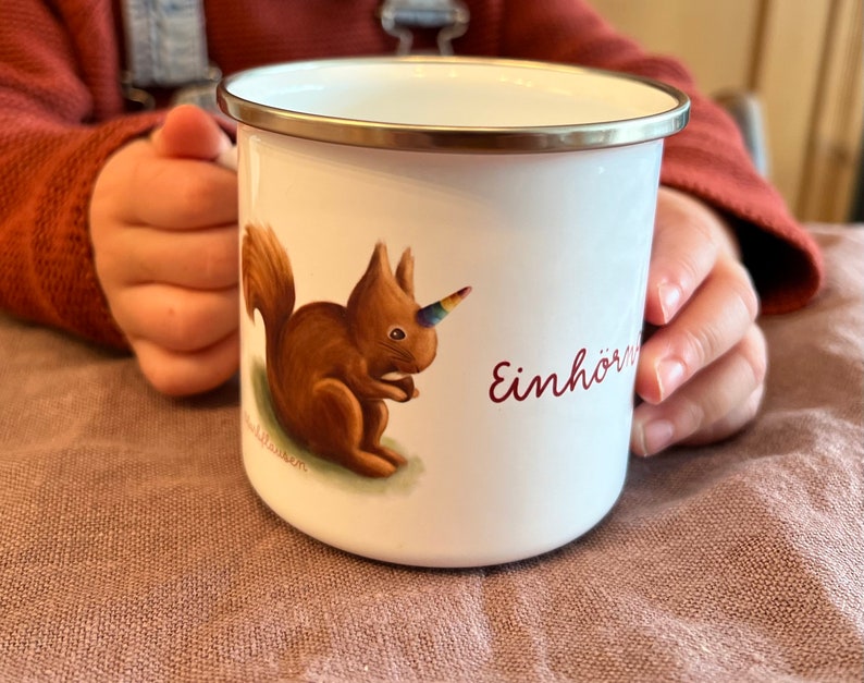 Set aus Emailletasse und Postkarte „Einhörnchen“ | ein zauberhaft illustriertes kleines Waldtierchen.