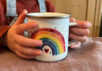 Emailletasse „Regenbogen“ | liebevoll gestaltetes Aquarellmotiv mit Punkten.