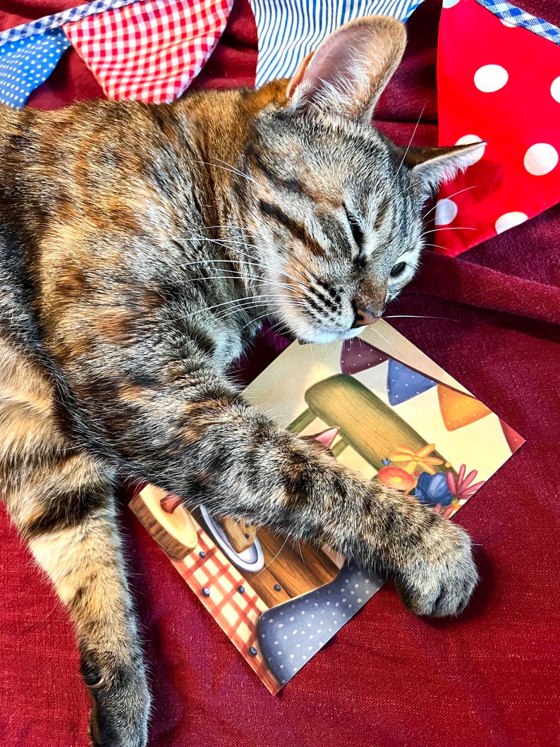 Postkarte "Kuchenkatze" | Ein fröhliches-warmes Motiv für Katzenfans, große und kleine Geburtstagskinder und alle, die Kuchen lieben.