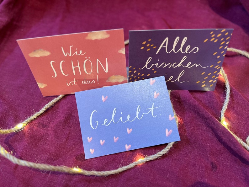 Postkartenset "Wörter auf Mustern" | Drei Postkarten im Set, die nicht viele Wörter benötigen, um viel zu sagen.