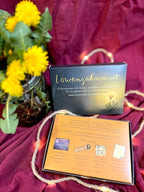 Löwenzahnmut | Eine aufwändig gestaltete Box mit 13 liebevoll illustrierten Postkarten, Texten, Impulsen, Audiodateien, Holzständer & Brief.