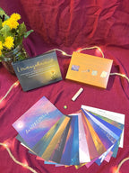 Löwenzahnmut | Eine aufwändig gestaltete Box mit 13 liebevoll illustrierten Postkarten, Texten, Impulsen, Audiodateien, Holzständer & Brief.