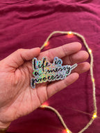 Sticker „Life is a messy process.“ | Ein hochwertiger Sticker mit Glitzereffekt über das Leben - zur Personalisierung von Handy, Laptop usw.