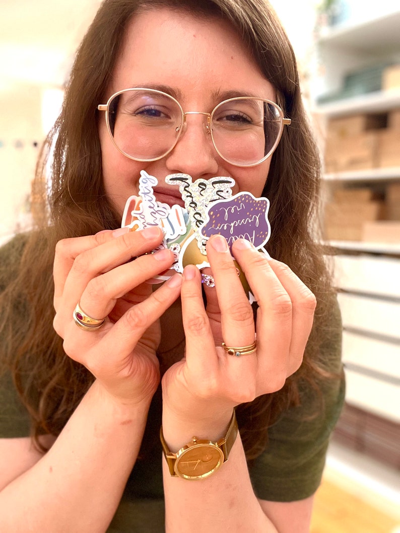 Sticker „Life is a messy process.“ | Ein hochwertiger Sticker mit Glitzereffekt über das Leben - zur Personalisierung von Handy, Laptop usw.