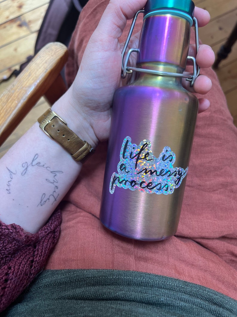 Sticker „Life is a messy process.“ | Ein hochwertiger Sticker mit Glitzereffekt über das Leben - zur Personalisierung von Handy, Laptop usw.