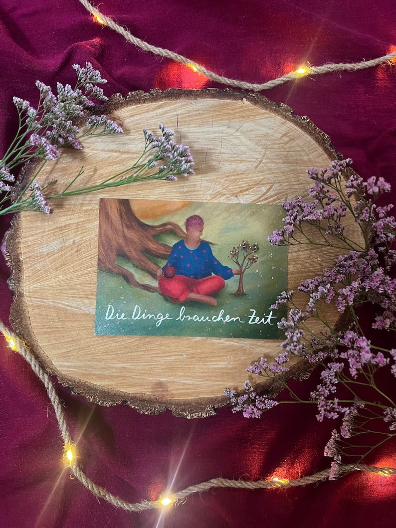 Postkarte „Die Dinge brauchen Zeit.“ | Baumbotschaften 12: Ein liebevoll illustriertes Affirmationsmotiv über Geduld mit uns selbst&anderen.