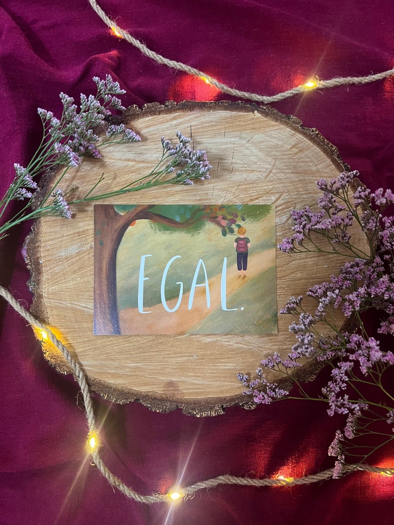 Postkarte „Egal.“ | Baumbotschaften 10: Ein liebevoll illustriertes Affirmationsmotiv über die Dinge, denen wir den Rücken zukehren können.