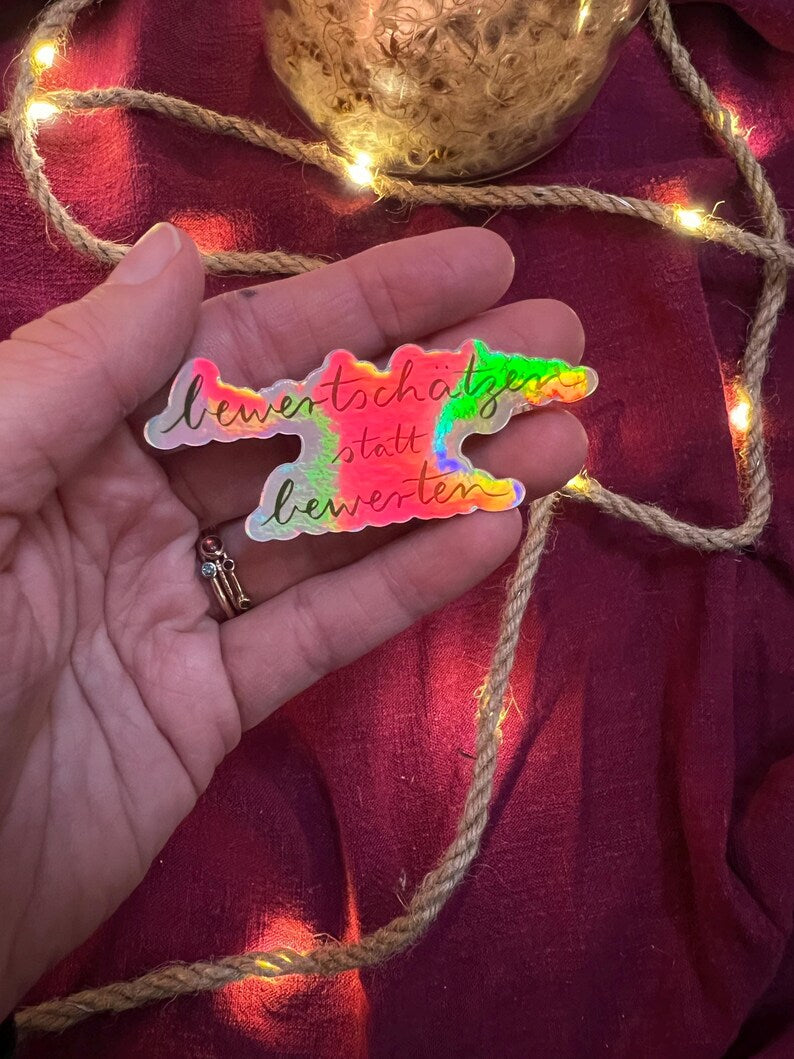 Sticker „bewertschätzen statt bewerten“ | Hochwertiger holographischer Sticker mit Regenbogeneffekt - zur Personalisierung von Handy, ...