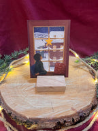 Postkarte „Schneefenster“ | Ein Blick aus dem Fenster in einer Weihnachts-/ Winternacht