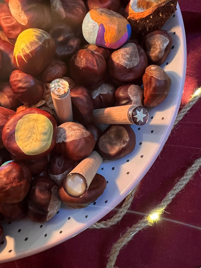 Magnetpostkartenständer „Bunt“ | Ein besonderes, von mir illustriertes Produkt, nutzbar als variabel einstellbarer Tischständer oder Magnet