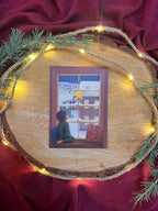 Postkarte „Schneefenster“ | Ein Blick aus dem Fenster in einer Weihnachts-/ Winternacht
