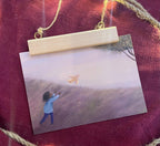 Postkarte „fliegen lassen“ | Eine Illustration vom Fliegenlassen, Loslassen, Liebe und Weite.