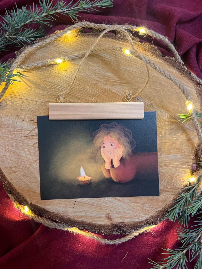 Postkarte „Walnusskerze“ | Ein warmes Motiv über das Kleine, Flüchtige, Schöne.