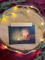 Postkarte „Walnusskerze“ | Ein warmes Motiv über das Kleine, Flüchtige, Schöne.