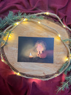 Postkarte „Walnusskerze“ | Ein warmes Motiv über das Kleine, Flüchtige, Schöne.