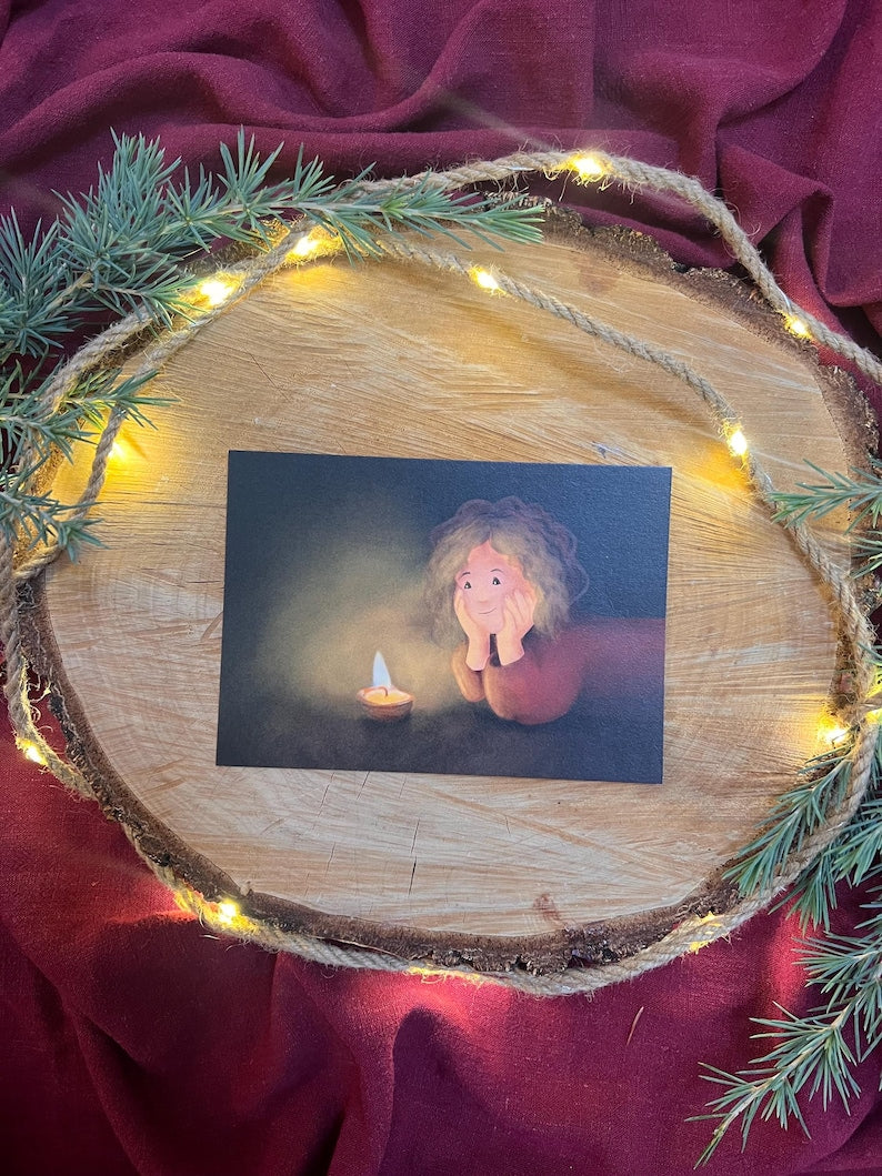 Postkarte „Walnusskerze“ | Ein warmes Motiv über das Kleine, Flüchtige, Schöne.