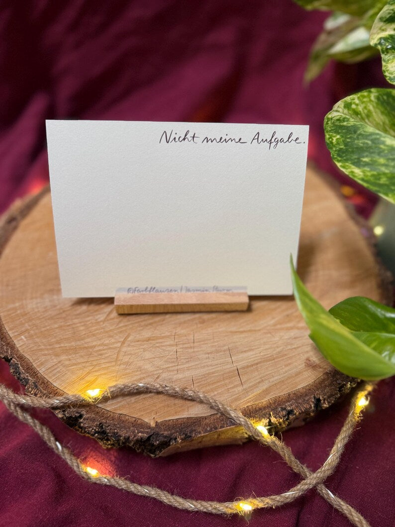 Postkarte „Nicht meine Aufgabe“ | Drei Wörter, die es manchmal braucht. Oder oft.