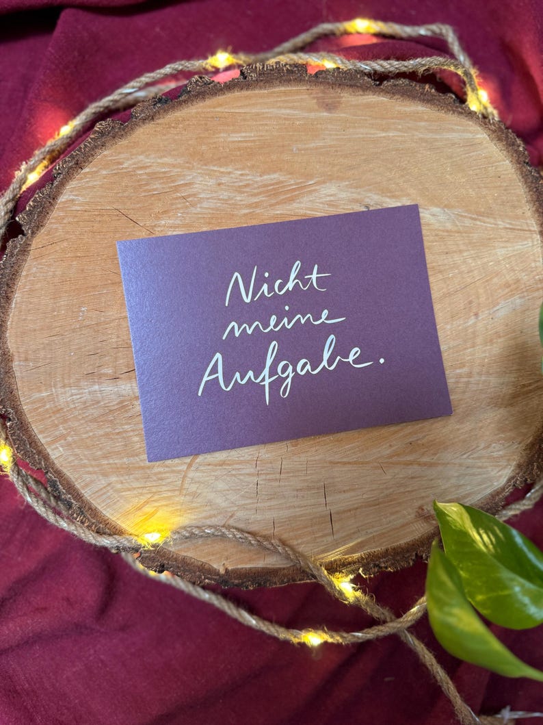 Postkarte „Nicht meine Aufgabe“ | Drei Wörter, die es manchmal braucht. Oder oft.