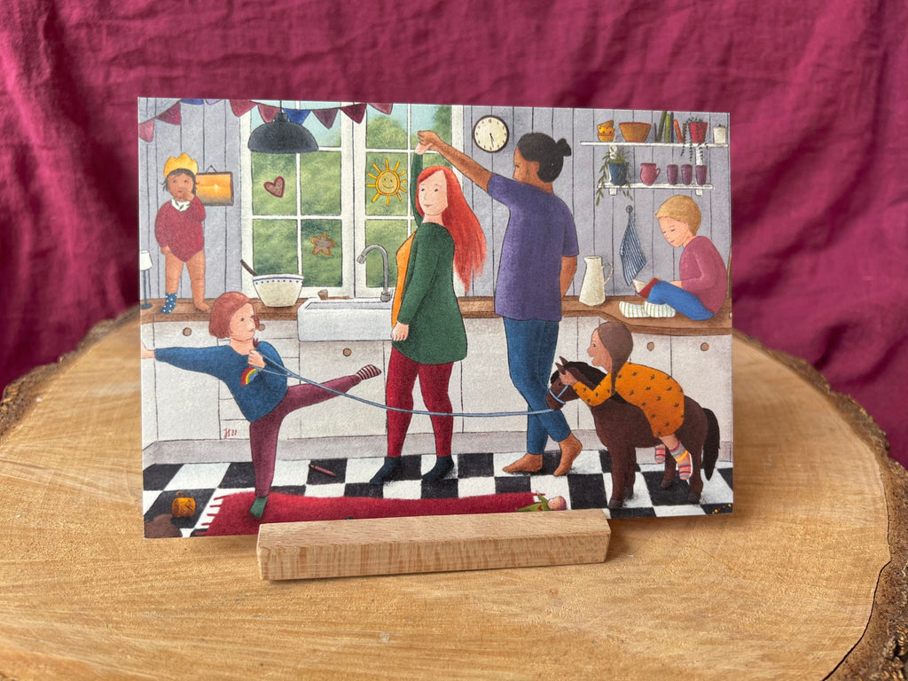 Postkarte „Familienchaos“ | Eine Wimmelbild-Illustration mit Küche, Kindern und Musik. Eltern, Geschenk, Deko, Schweden, Astrid Lindgren