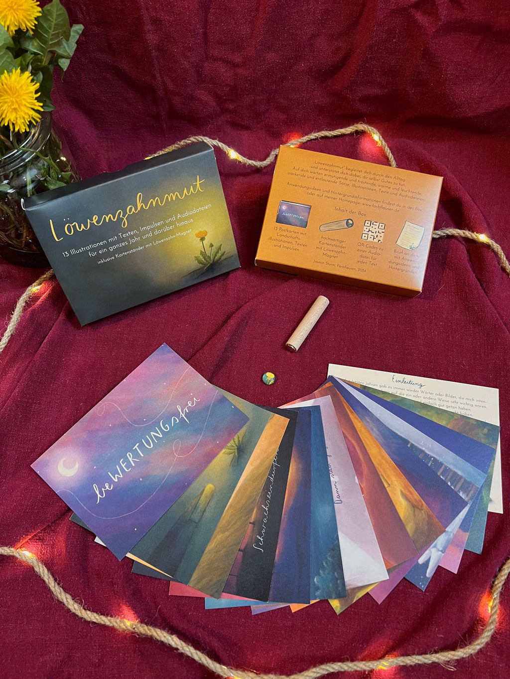 Löwenzahnmut | Eine aufwändig gestaltete Box mit 13 liebevoll illustrierten Postkarten, Texten, Impulsen, Audiodateien, Holzständer & Brief.