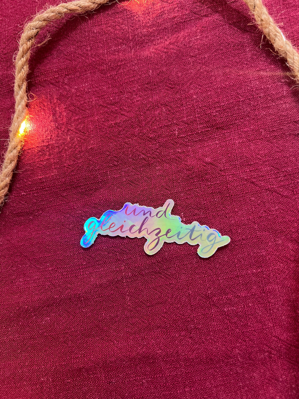 Sticker „Und gleichzeitig“ | Ein hochwertiger holographischer Sticker mit Regenbogeneffekt über Ambiguitätstoleranz und das Leben.