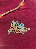 Sticker „Life is a messy process.“ | Ein hochwertiger Sticker mit Glitzereffekt über das Leben - zur Personalisierung von Handy, Laptop usw.